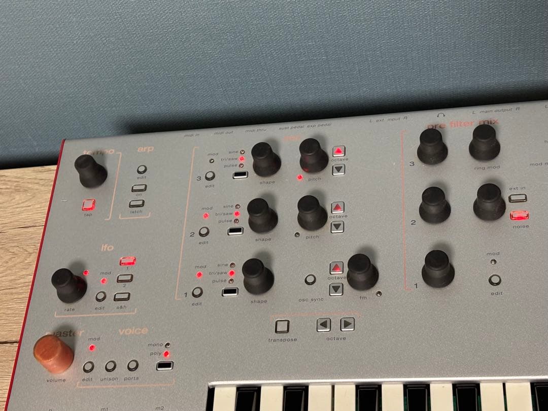 Alesis ion シンセサイザー 49鍵盤　ハードケース付き 動作確認済み。