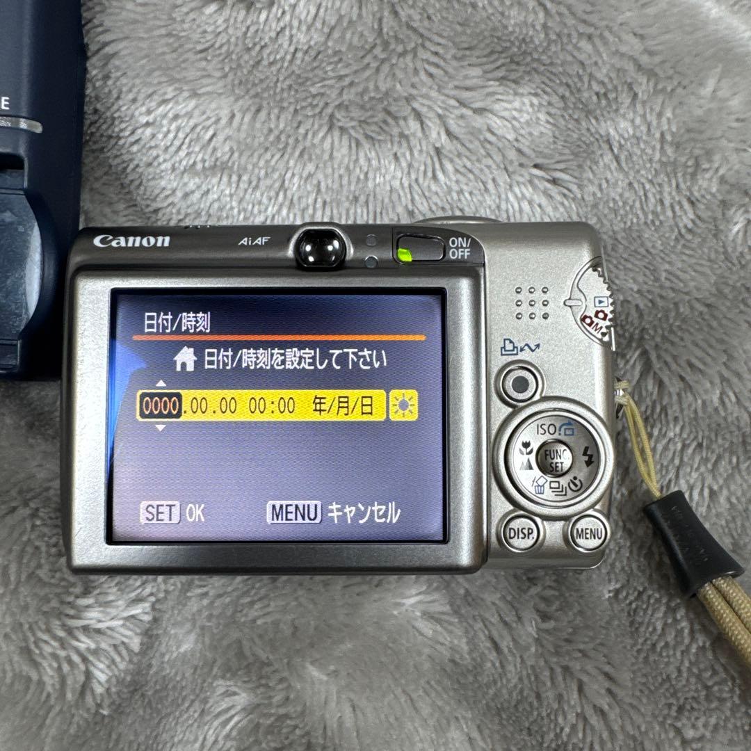 Canon IXY DIGITAL 810 IS 本体と充電器