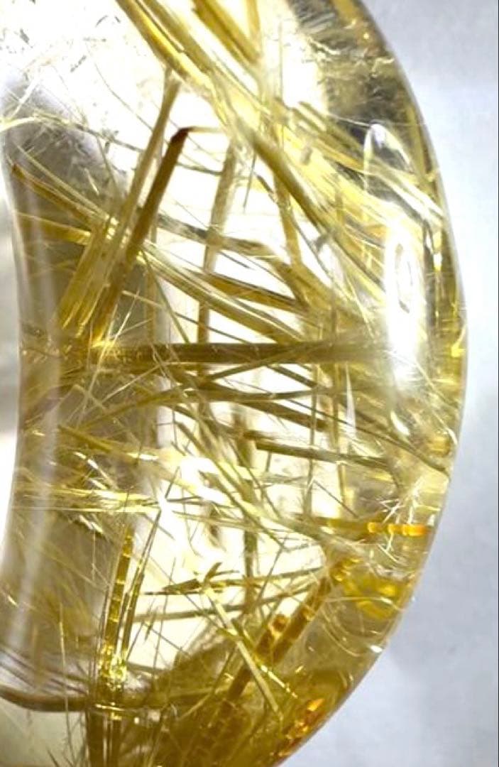 破格値❤️高品質ゴールデンルチルクォーツ　月のペンダント　タイチンルチル