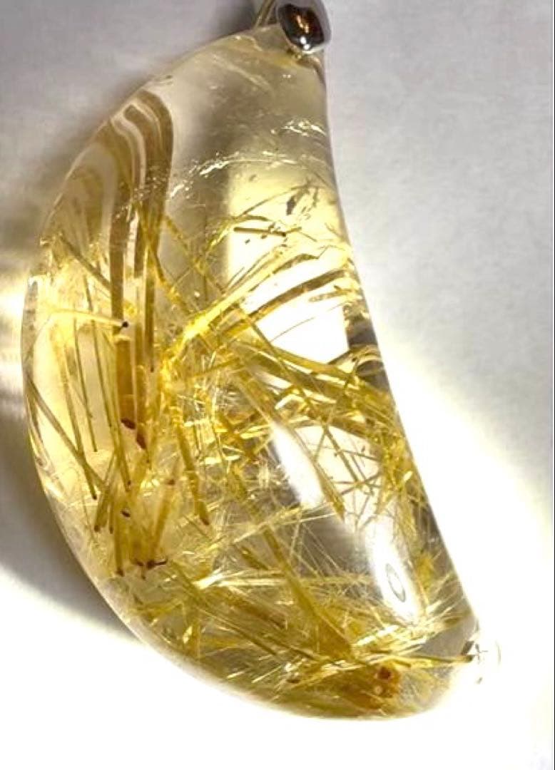 破格値❤️高品質ゴールデンルチルクォーツ　月のペンダント　タイチンルチル