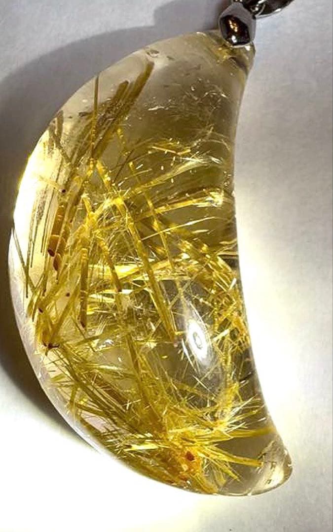 破格値❤️高品質ゴールデンルチルクォーツ　月のペンダント　タイチンルチル