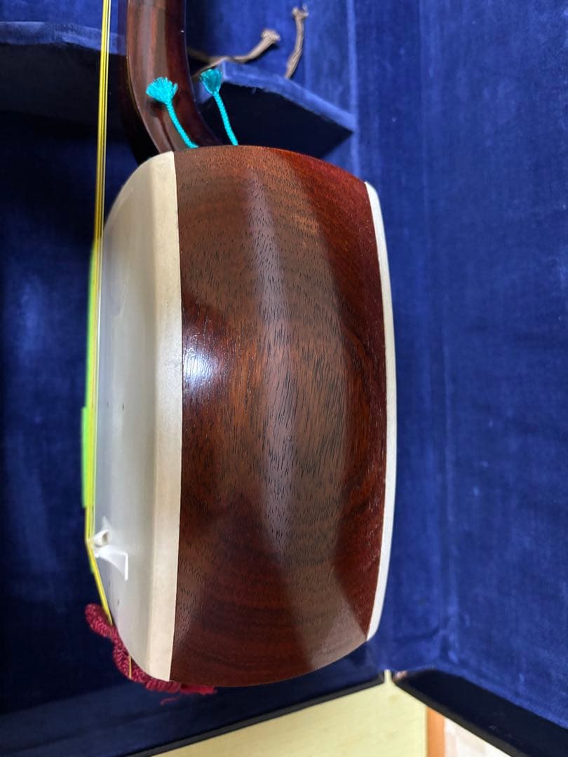 高級三味線　紅木　並犬皮張り替え済　すぐ弾ける　舞台でも使用可　ハードケース付