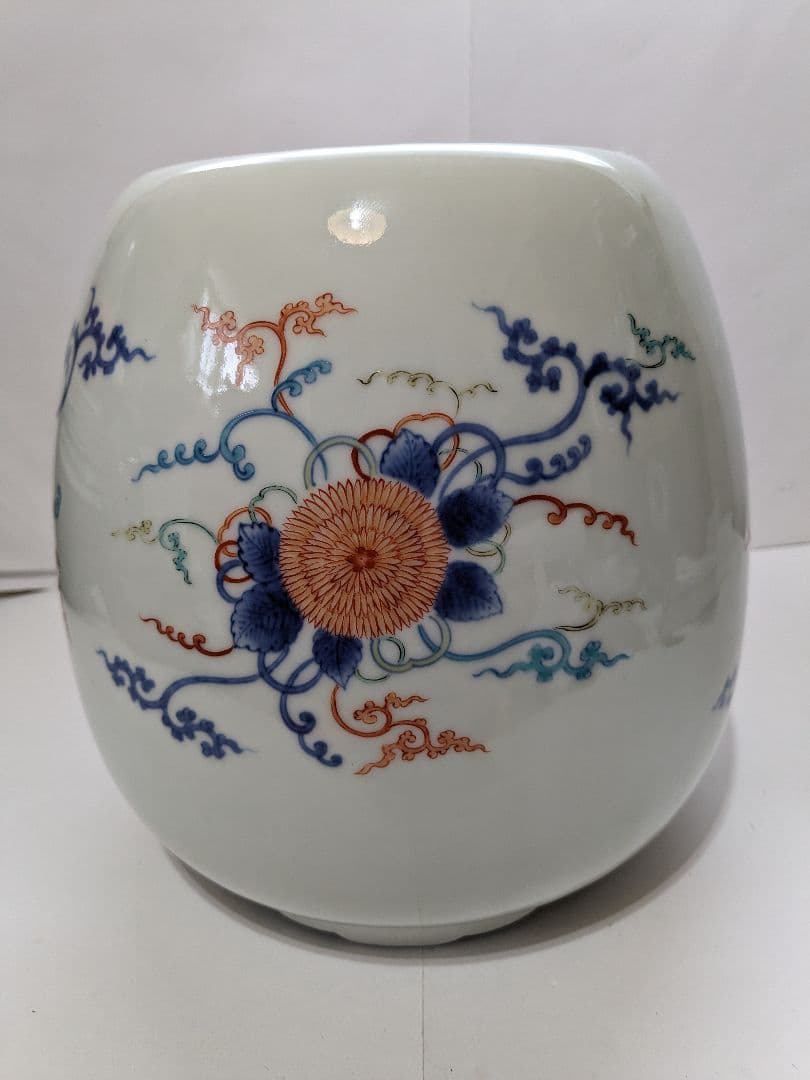 有田焼　十一代今泉今右衛門作、『染　錦菊花文三足手あぶり』、銘有、合わせ箱付