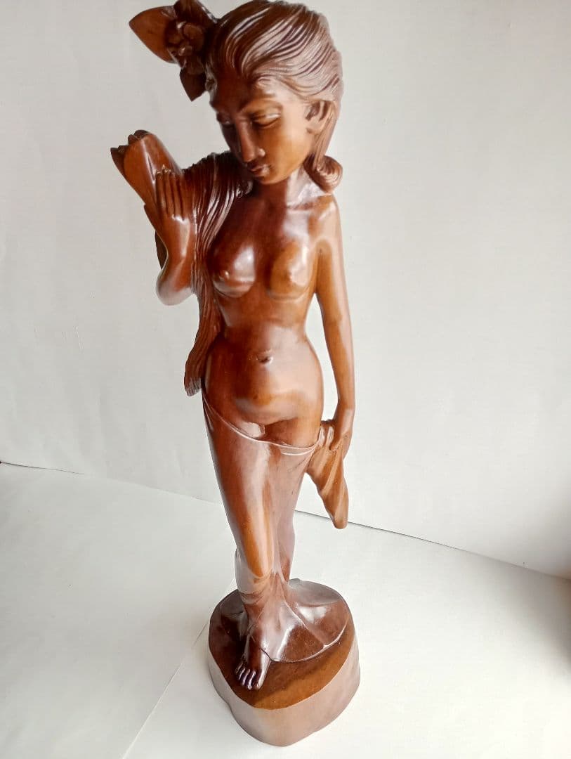 木製女性像彫刻 「木製彫刻 花を持つ女」1点です。(工芸品)