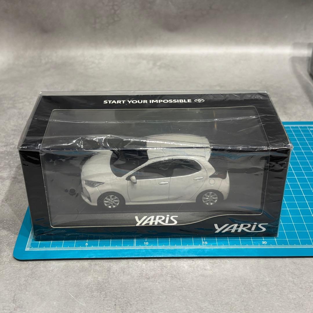新品　TOYOTA トヨタ　YARIS ヤリス　車　ミニカー　070 ホワイト