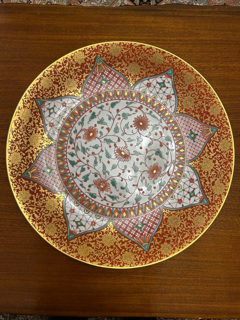 花模様の大皿 赤と金色