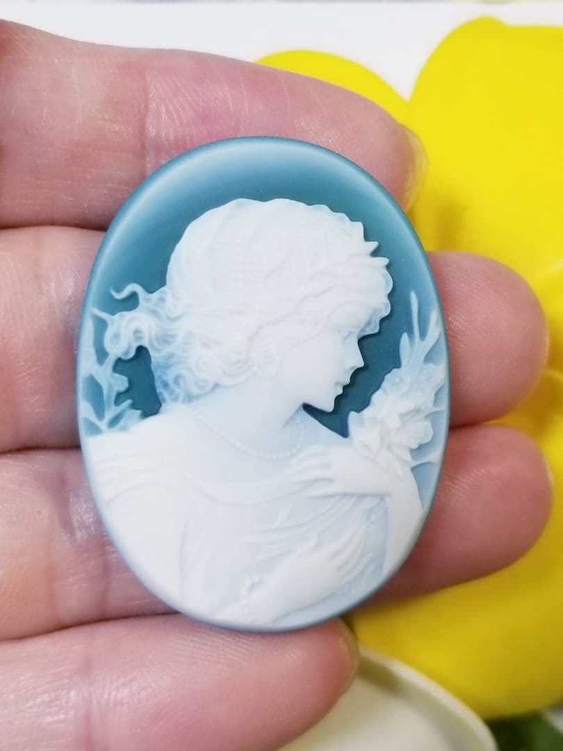 KM-49 【ハンズ・ピーター・ミュラー作】天然緑瑪瑙カメオルース