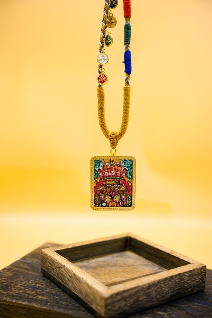 手刷りザキ・ラモ・タンカペンダント｜金メッキチタン製お守り｜チベンの女神のお守り